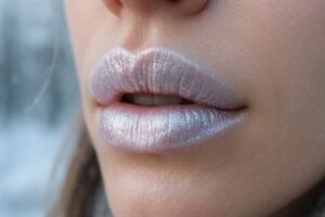 Qu’est-ce que les « frosted lips », la tendance lèvres que l’on a envie d’adopter par temps froid